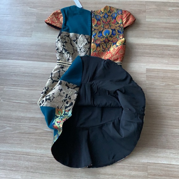 Alice & Olivia size 4 multicolored short sleeve Crew neck flared bottom dress - Picture 3 of 6